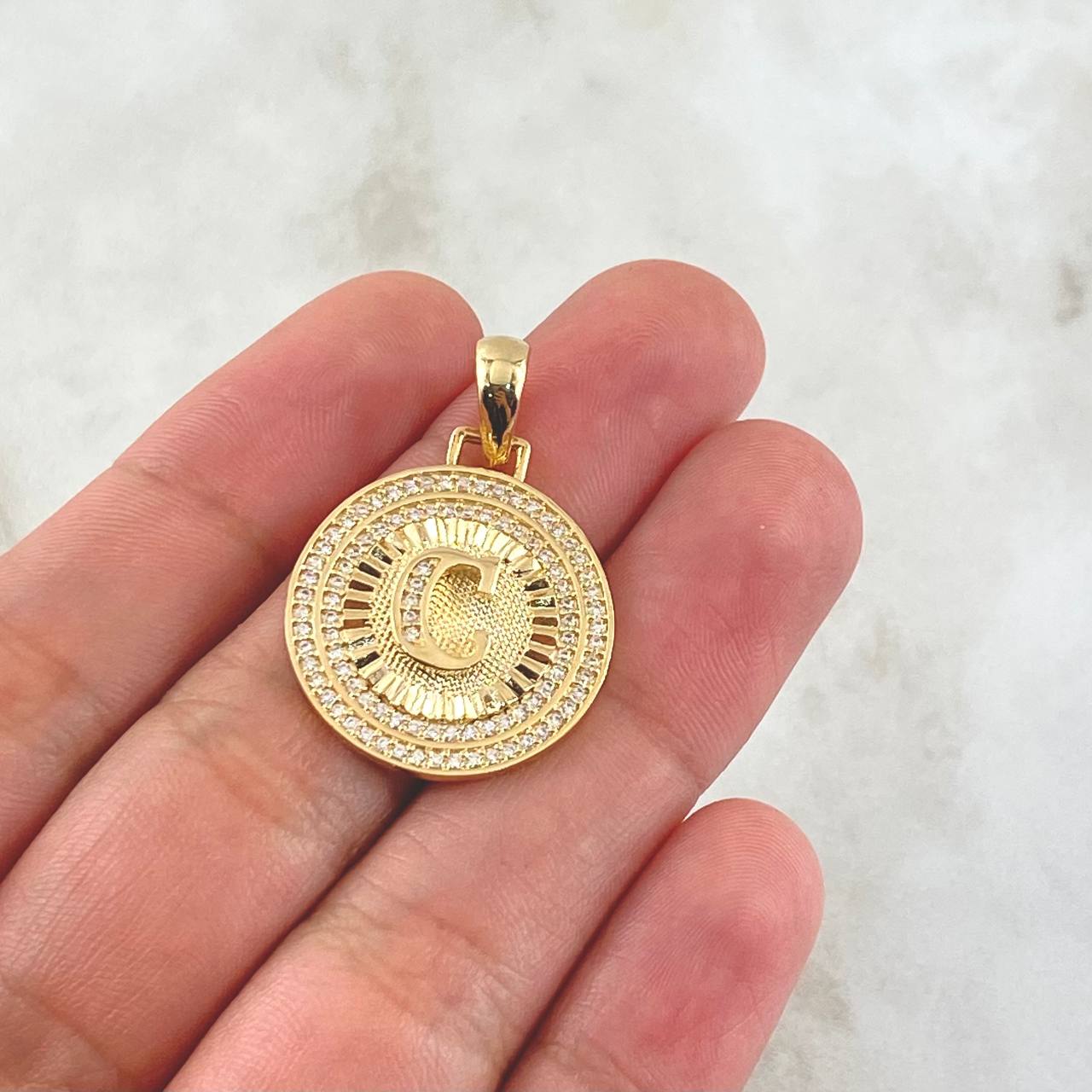 Dije Medalla Letra C 4.65gr / 3.1cm / Circones Blancos Oro Amarillo 18K