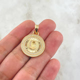 Dije Medalla Letra C 4.65gr / 3.1cm / Circones Blancos Oro Amarillo 18K