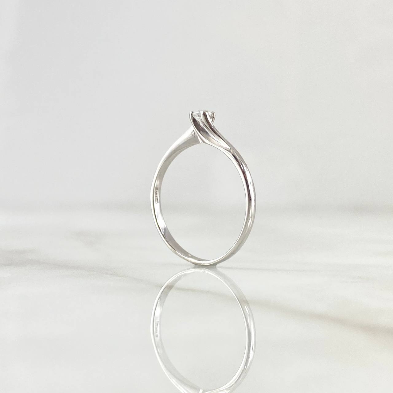Anillo Solitario Liso 1.3gr / T5 3/4 / Circon Blanco Oro Blanco 18K