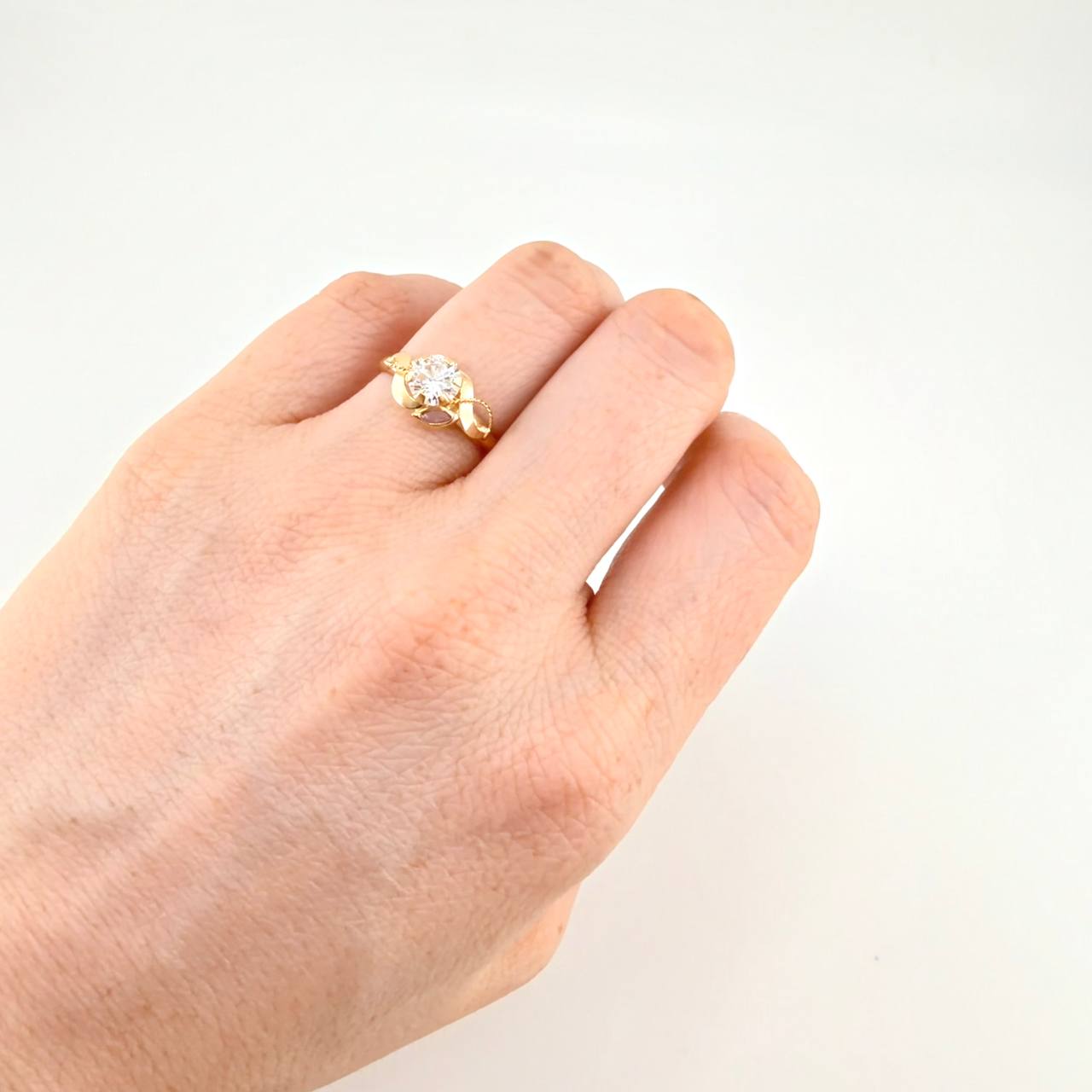 Anillo Solitario Flor De Cristal 1.7 g / T8 Oro Amarillo 18K