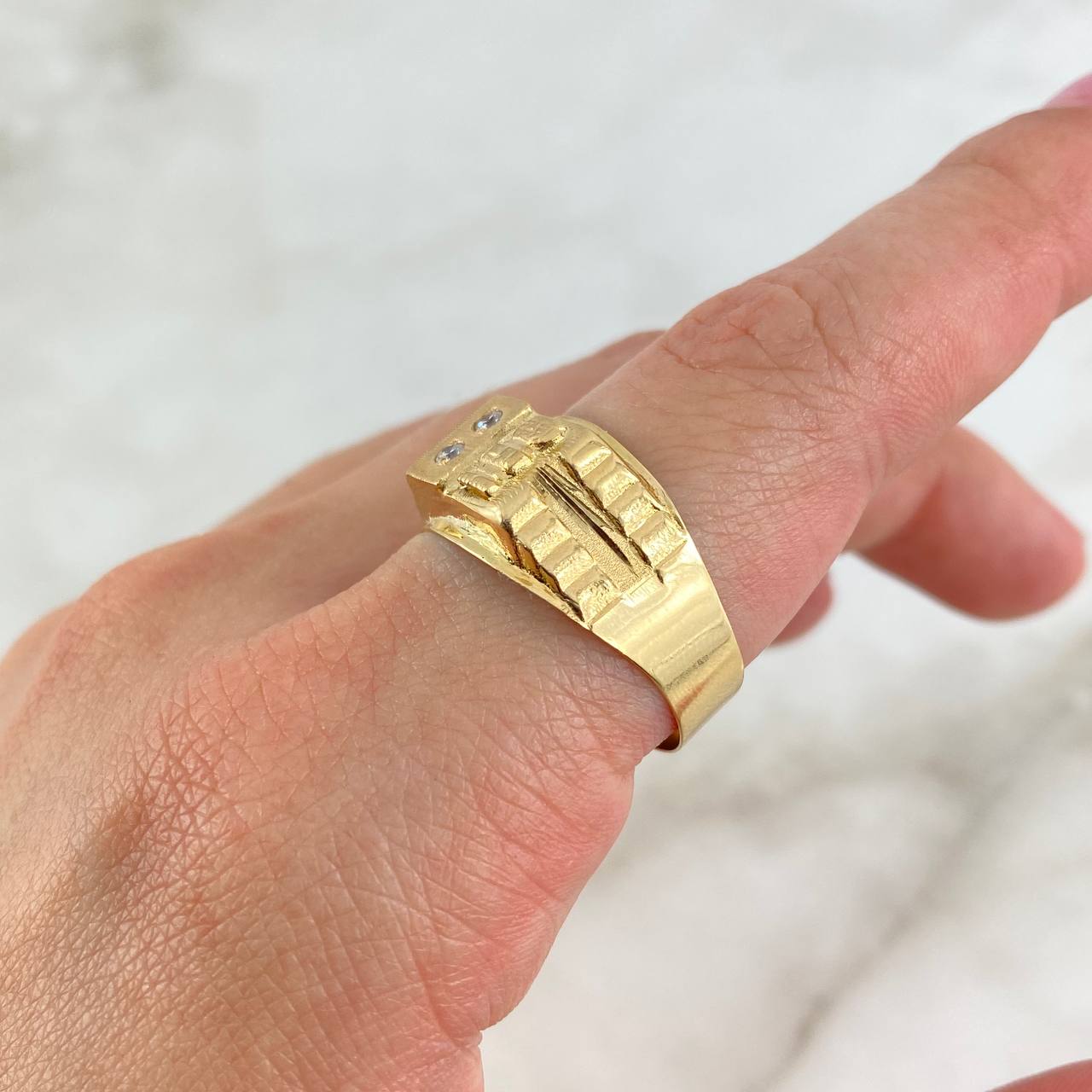 Anillo Quimbaya 3.05gr / T11 1/4 / Circones Blancos Oro Amarillo