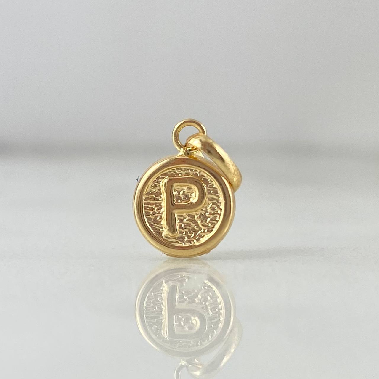 Dije Letra P 0.4gr / 1.5cm / Circulo Texturizado Oro Amarillo