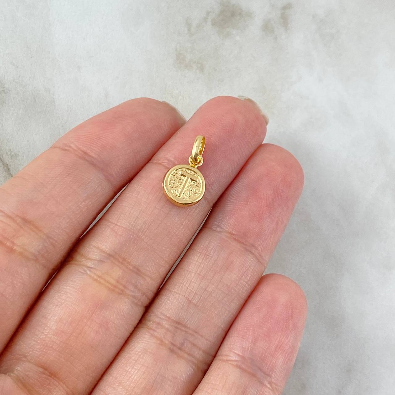 Dije Letra T 0.4gr / 1.5cm / Circulo Texturizado Oro Amarillo