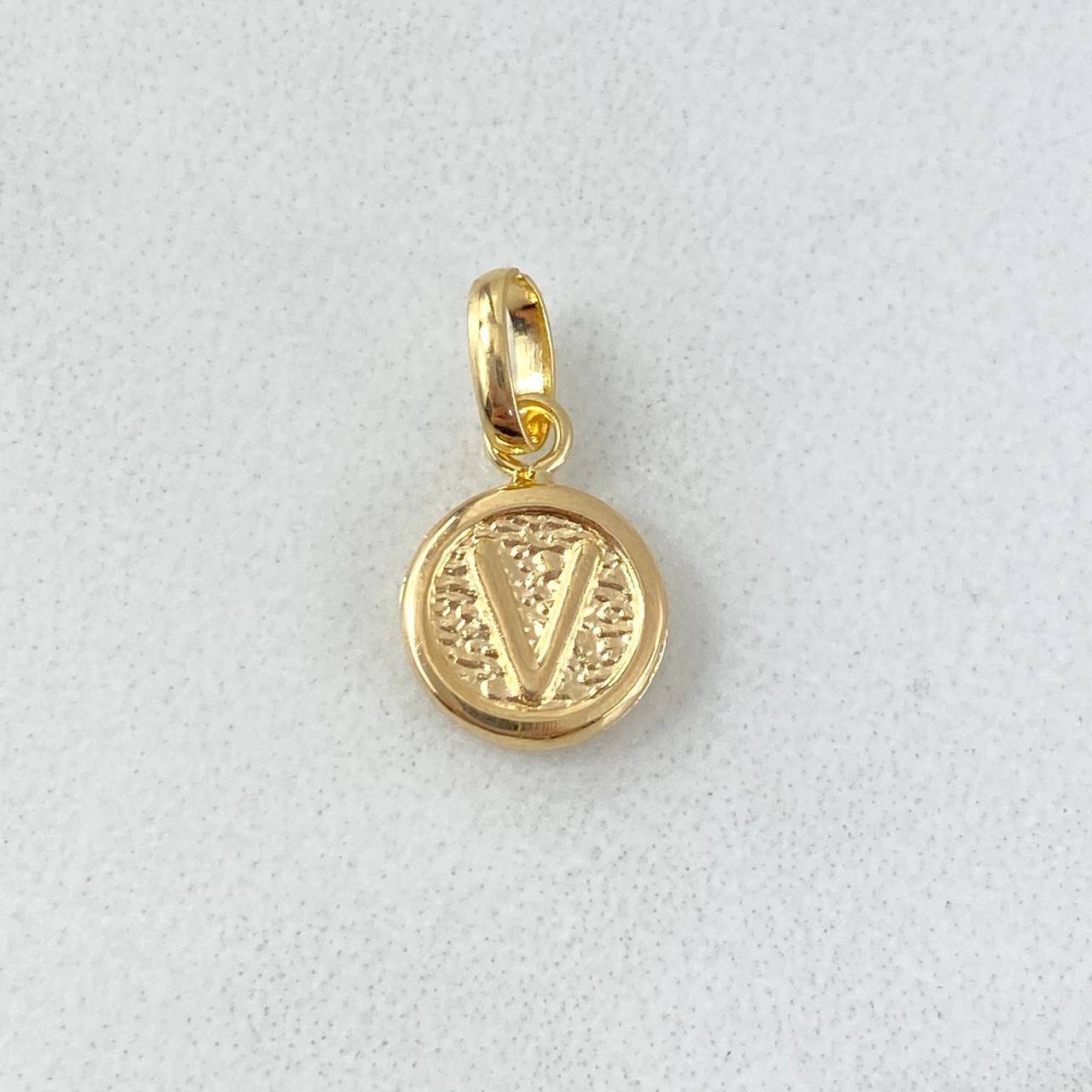 Dije Letra V 0.4gr / 1.5cm / Circulo Texturizado Oro Amarillo