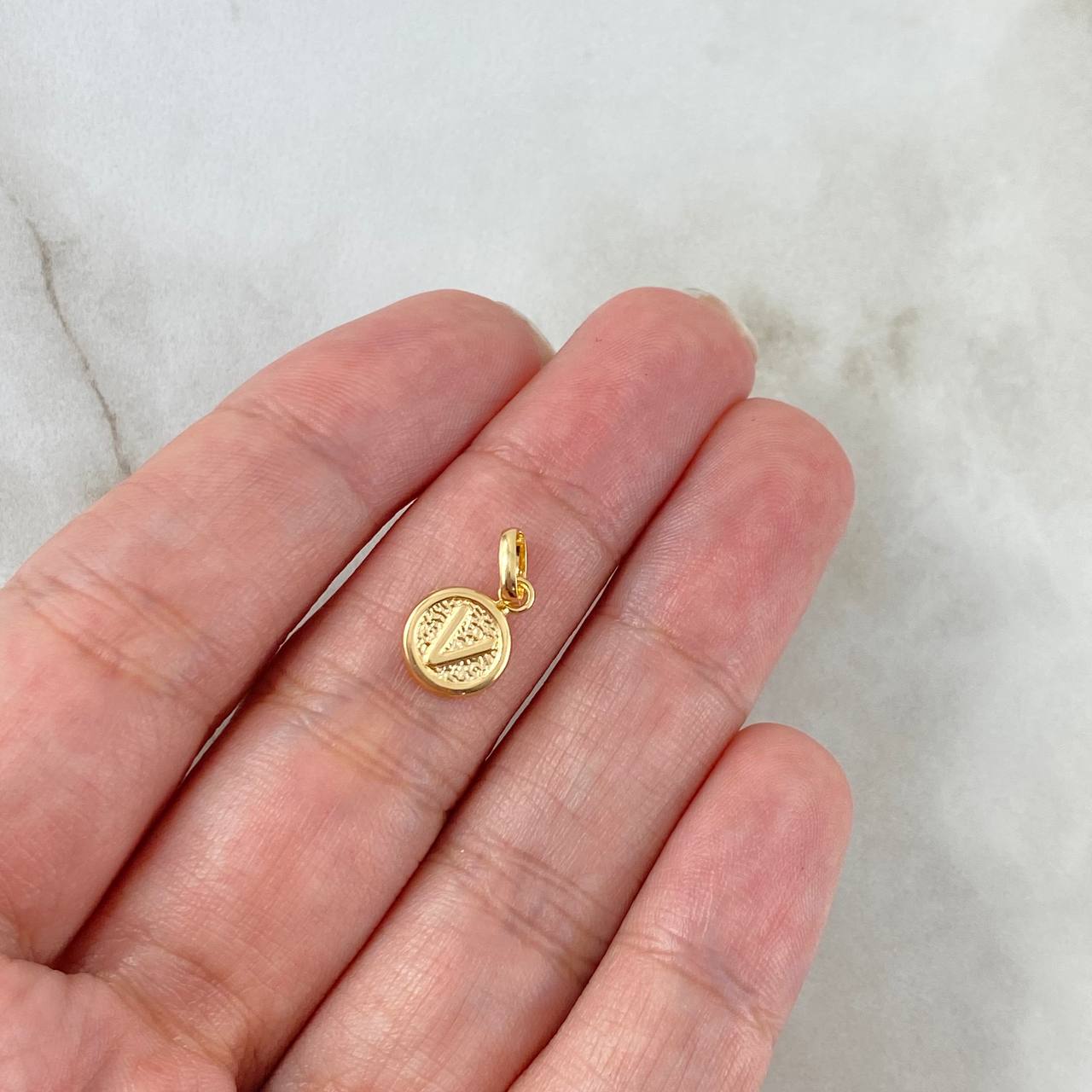 Dije Letra V 0.4gr / 1.5cm / Circulo Texturizado Oro Amarillo