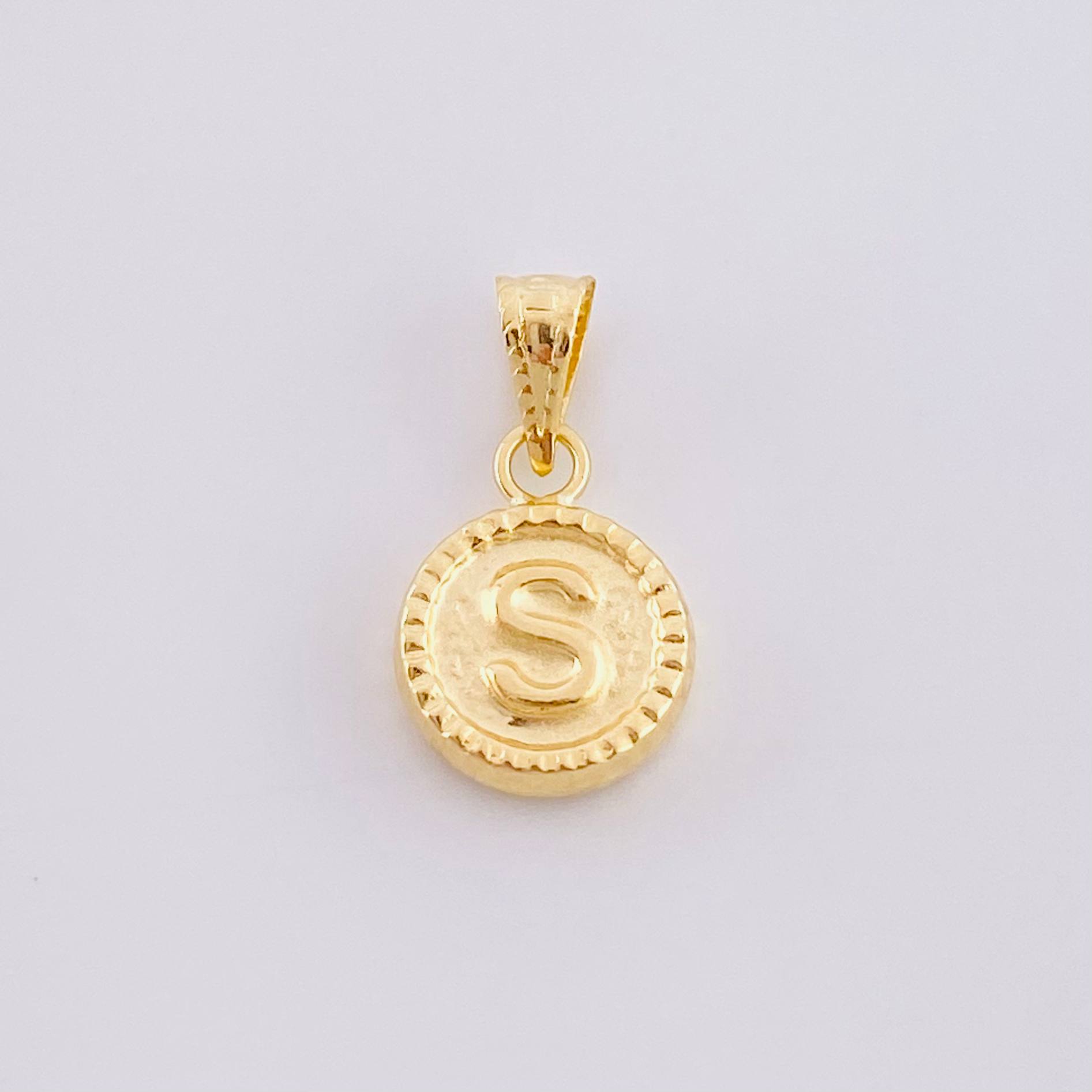 Dije Mate Letra S Bordeado 0.4g / 1.5cm Oro Amarillo 18K