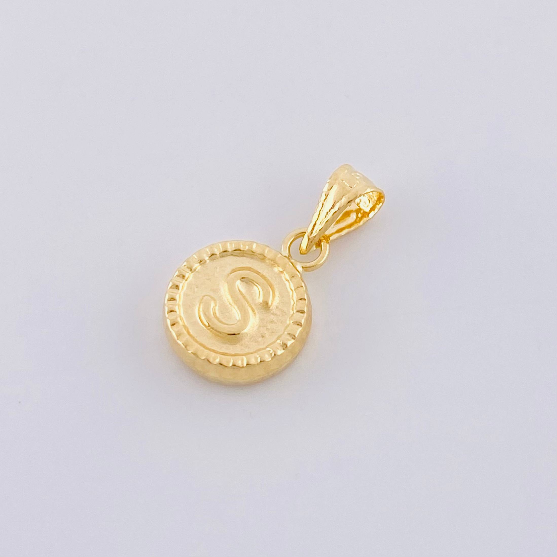 Dije Mate Letra S Bordeado 0.4g / 1.5cm Oro Amarillo 18K