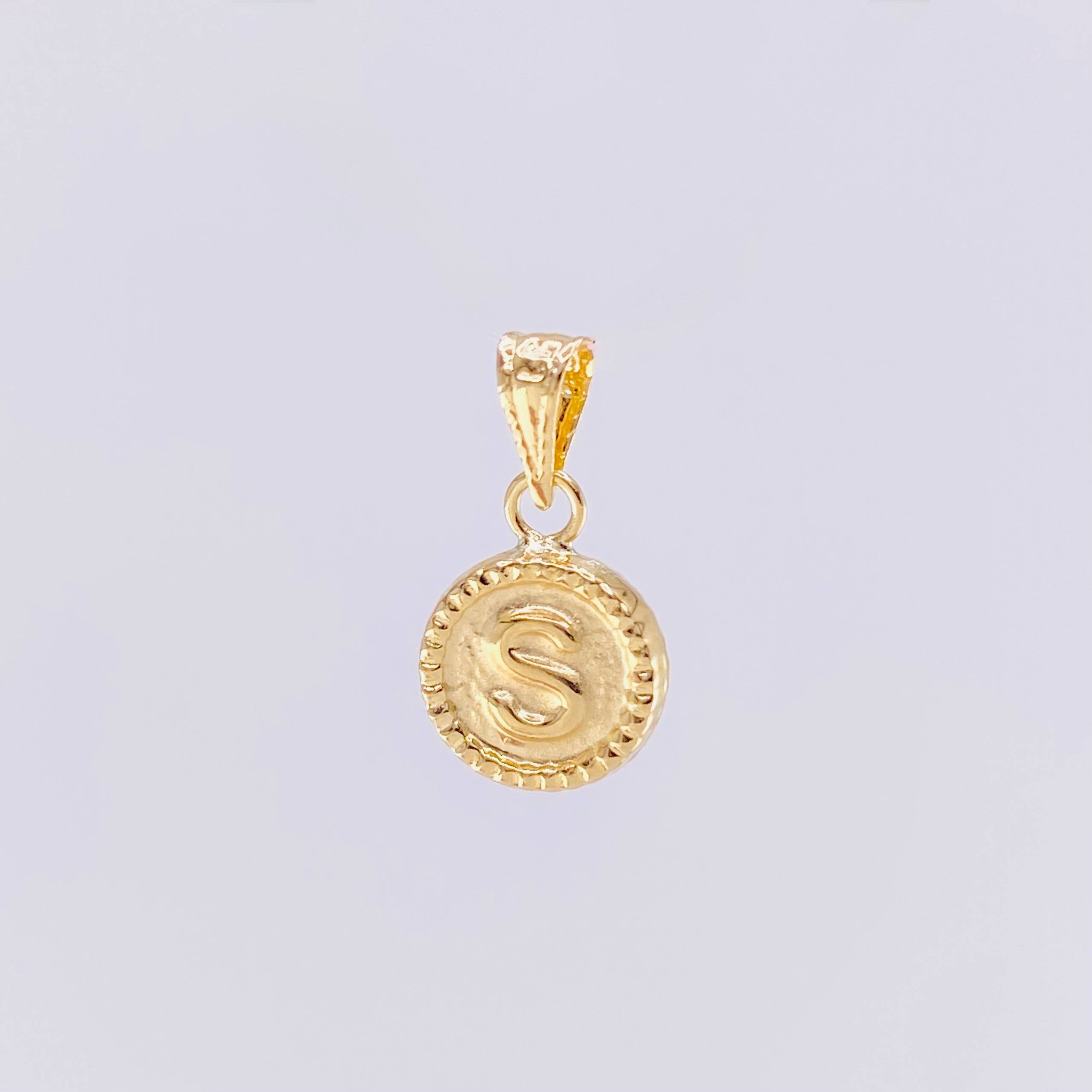 Dije Mate Letra S Bordeado 0.4g / 1.5cm Oro Amarillo 18K