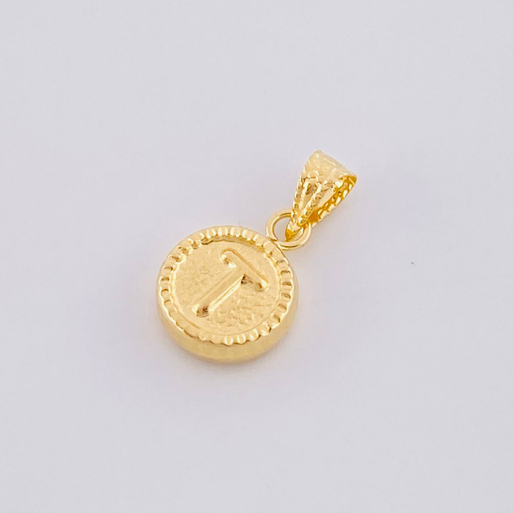 Dije Mate Letra T Bordeado 0.45g / 1.5cm Oro Amarillo 18K