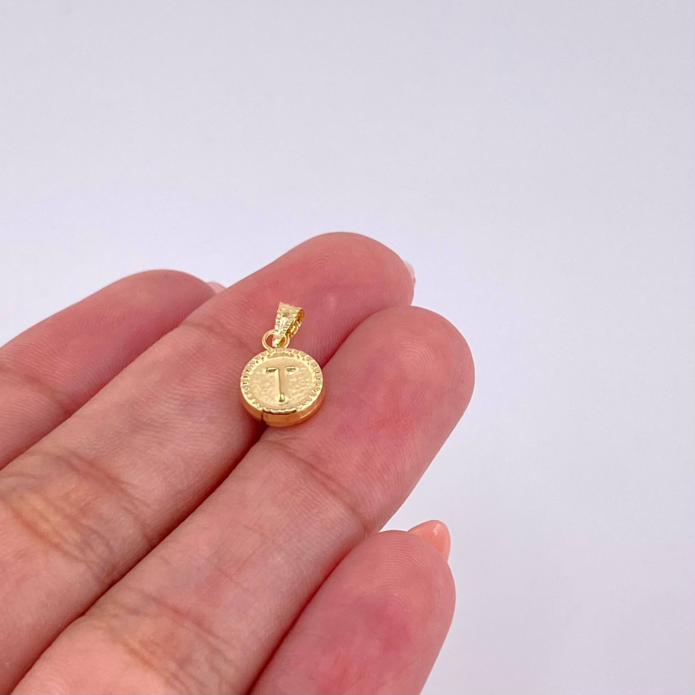 Dije Mate Letra T Bordeado 0.4g / 1.5cm Oro Amarillo 18K