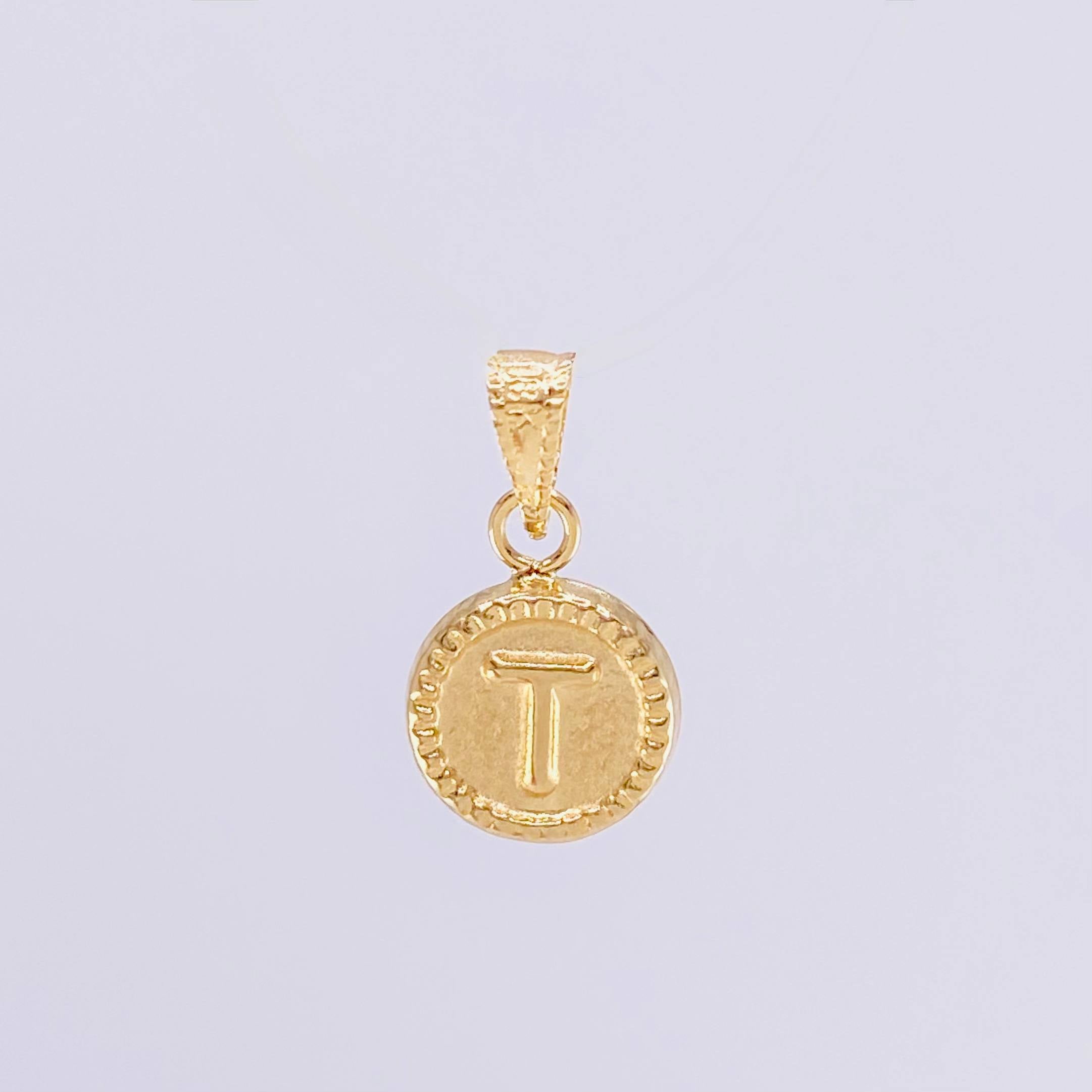 Dije Mate Letra T Bordeado 0.45g / 1.5cm Oro Amarillo 18K