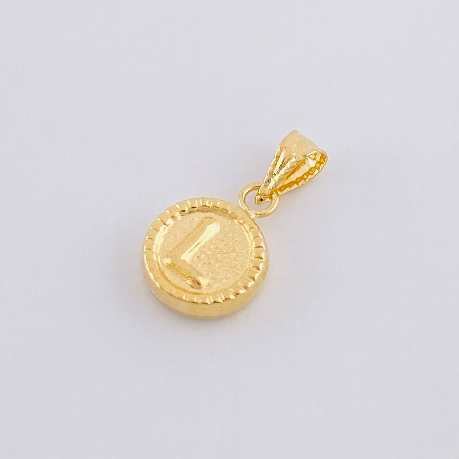 Dije Mate Letra L Bordeado 0.4g / 1.5cm Oro Amarillo 18K