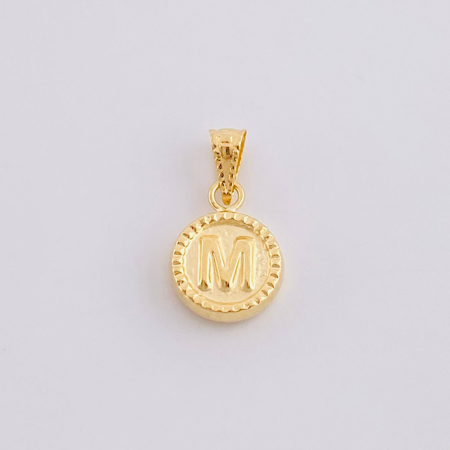 Dije Mate Letra M Bordeado 0.4g / 1.5cm Oro Amarillo 18K
