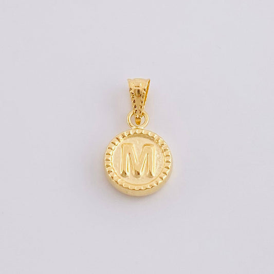 Dije Mate Letra M Bordeado 0.4g / 1.5cm Oro Amarillo 18K