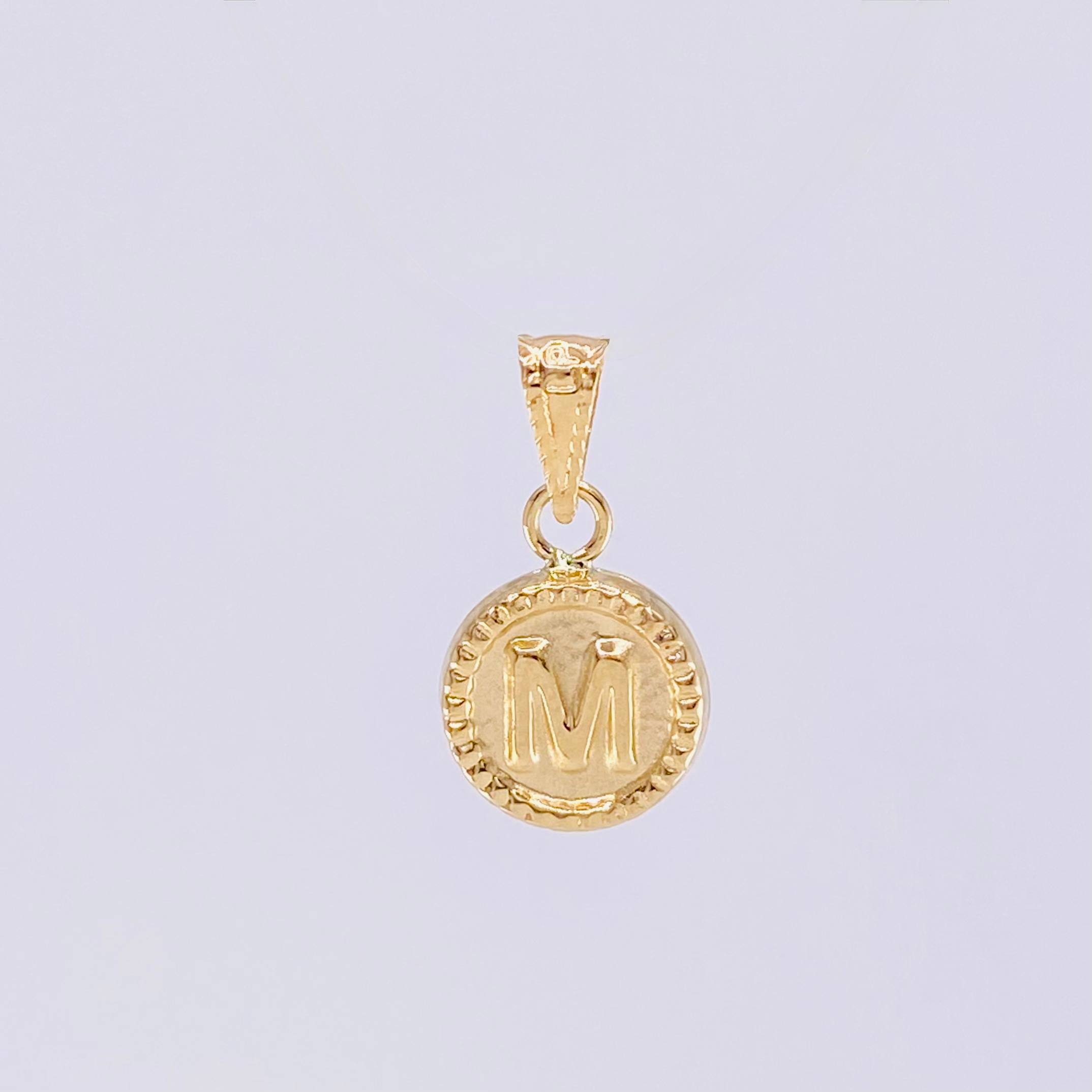 Dije Mate Letra M Bordeado 0.4g / 1.5cm Oro Amarillo 18K