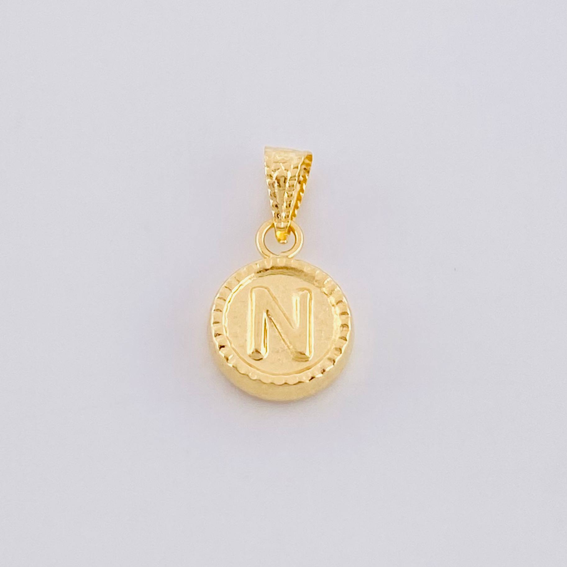 Dije Mate Letra N Bordeado 0.45g / 1.5cm Oro Amarillo 18K