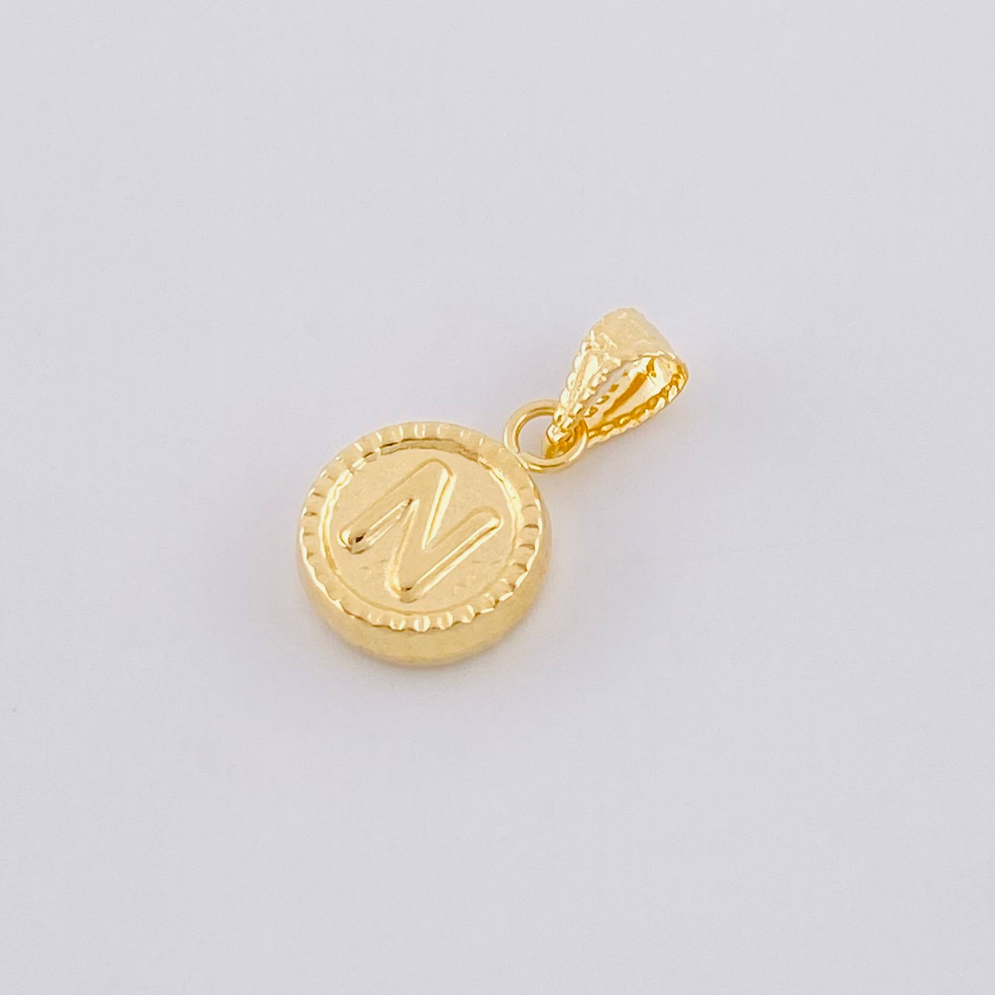 Dije Mate Letra N Bordeado 0.45g / 1.5cm Oro Amarillo 18K