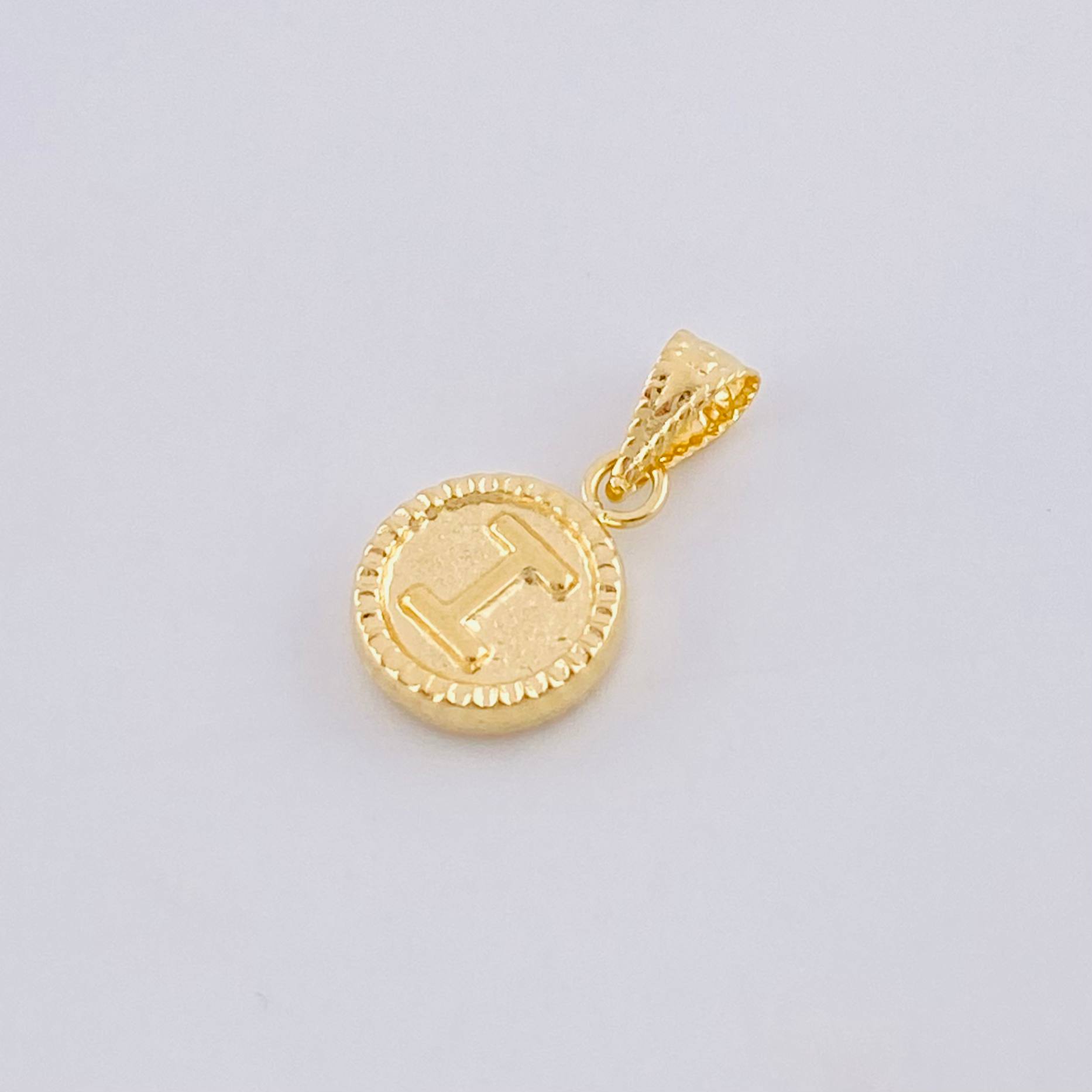 Dije Mate Letra I Bordeado 0.4g / 1.5cm Oro Amarillo 18K