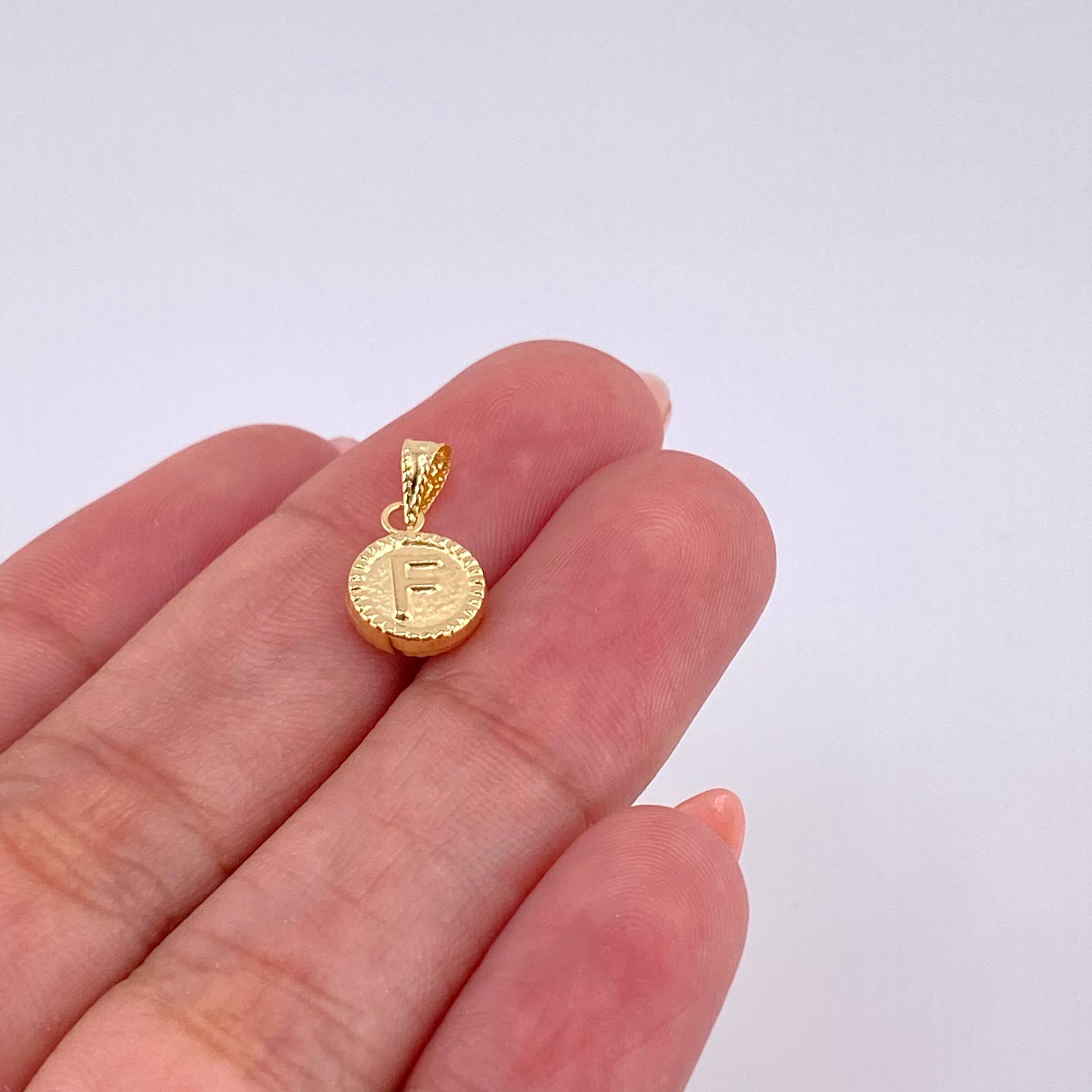 Dije Mate Letra F Bordeado 0.4g / 1.5cm Oro Amarillo 18K