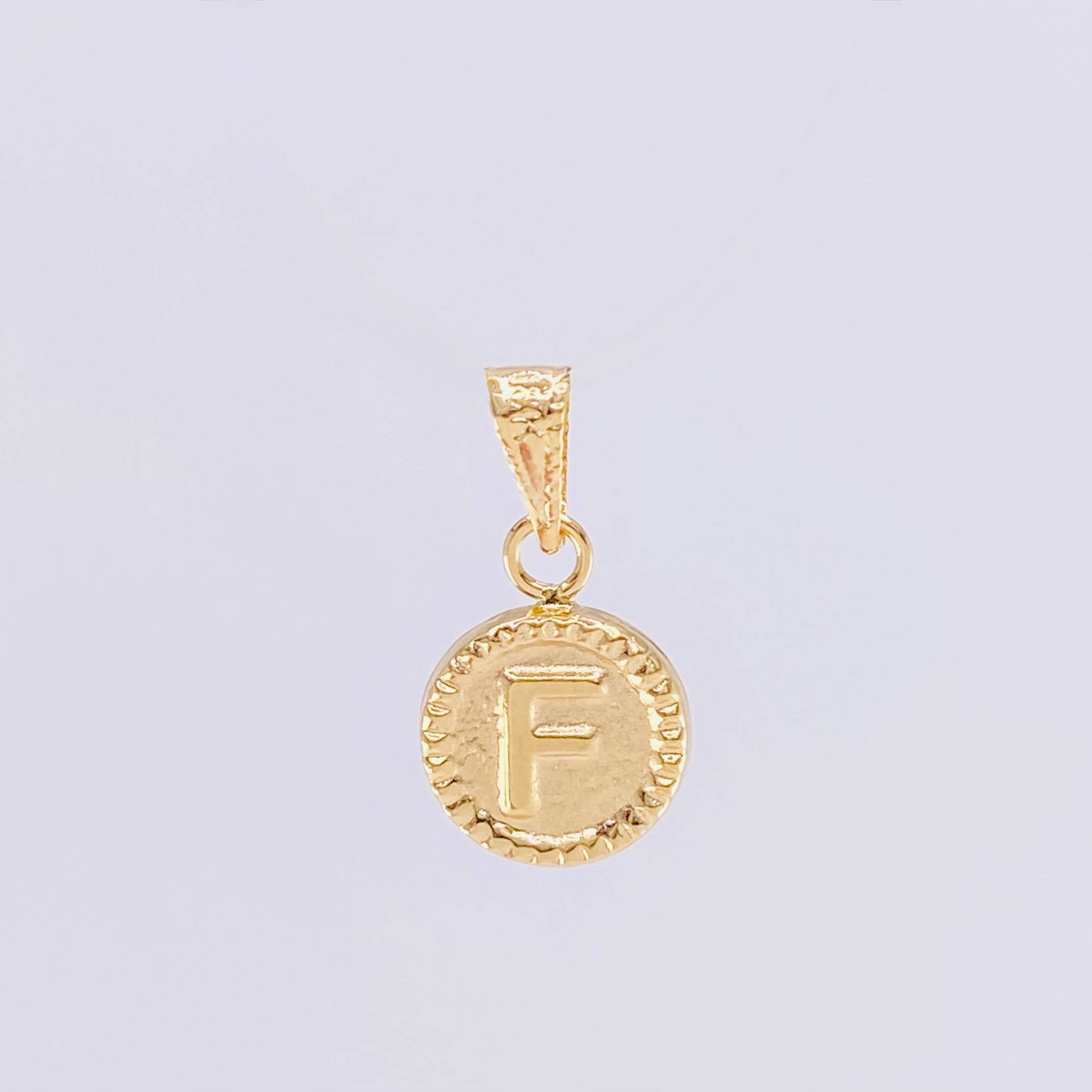 Dije Mate Letra F Bordeado 0.45g / 1.5cm Oro Amarillo 18K