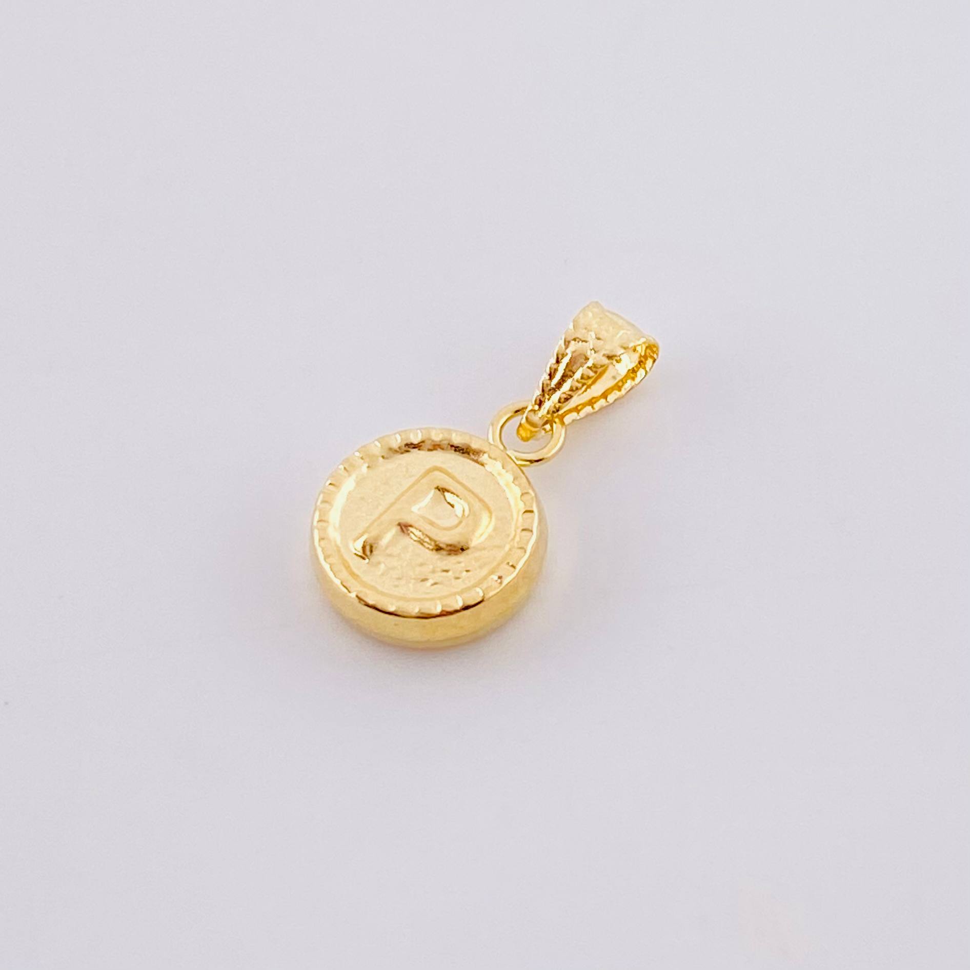 Dije Mate Letra P Bordeado 0.4g / 1.5cm Oro Amarillo 18K