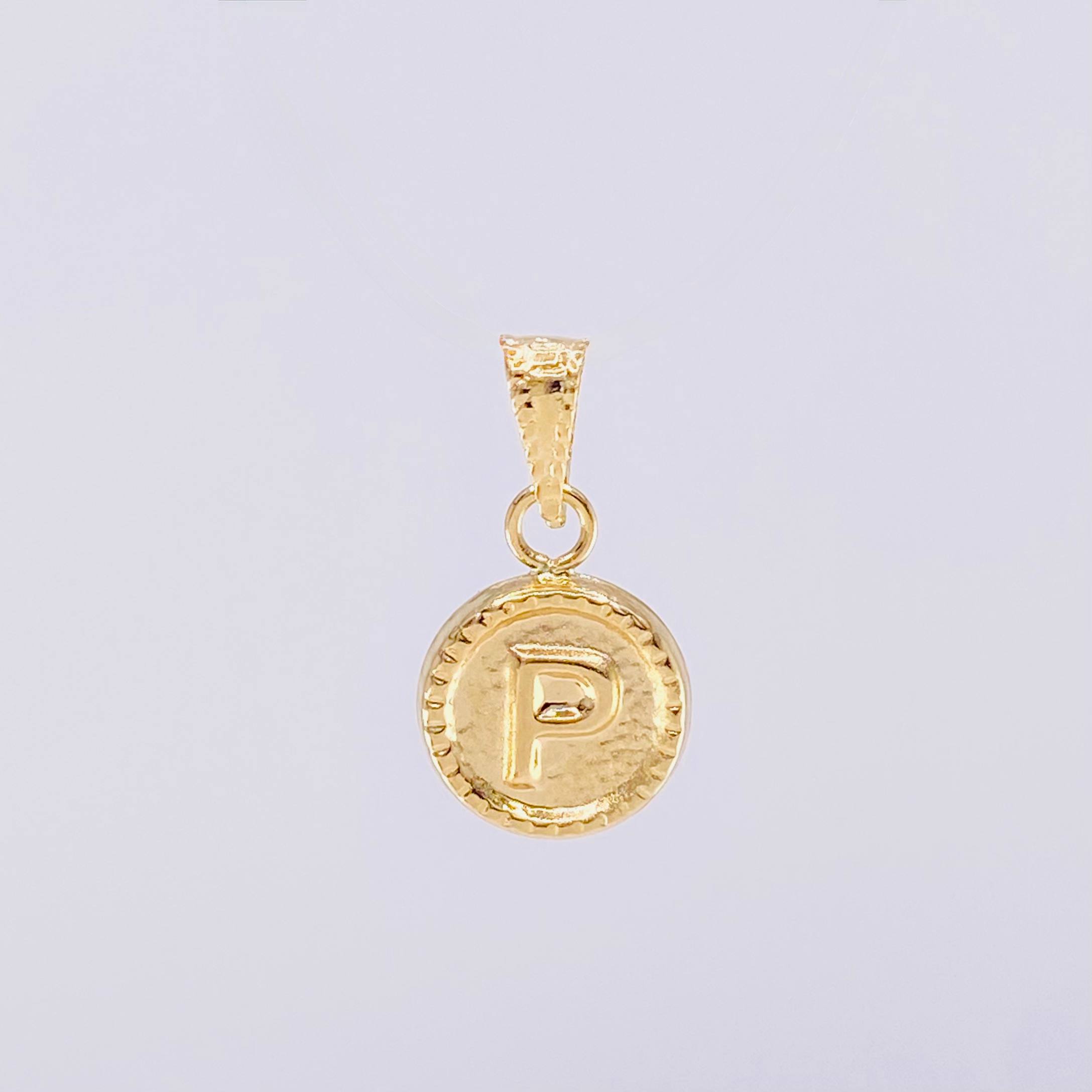 Dije Mate Letra P Bordeado 0.4g / 1.5cm Oro Amarillo 18K