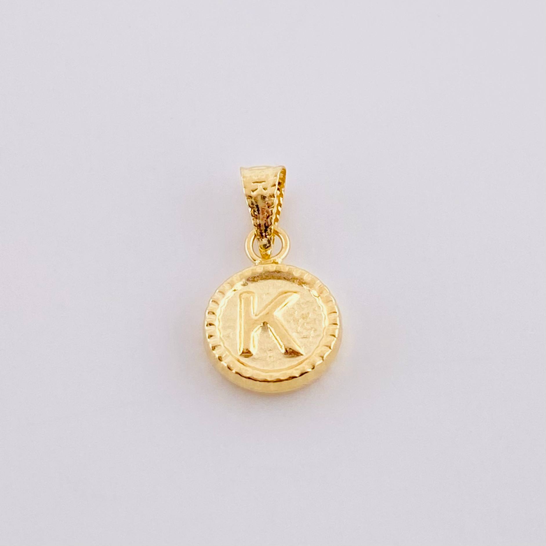 Dije Mate Letra K Bordeado 0.4g / 1.5cm Oro Amarillo 18K