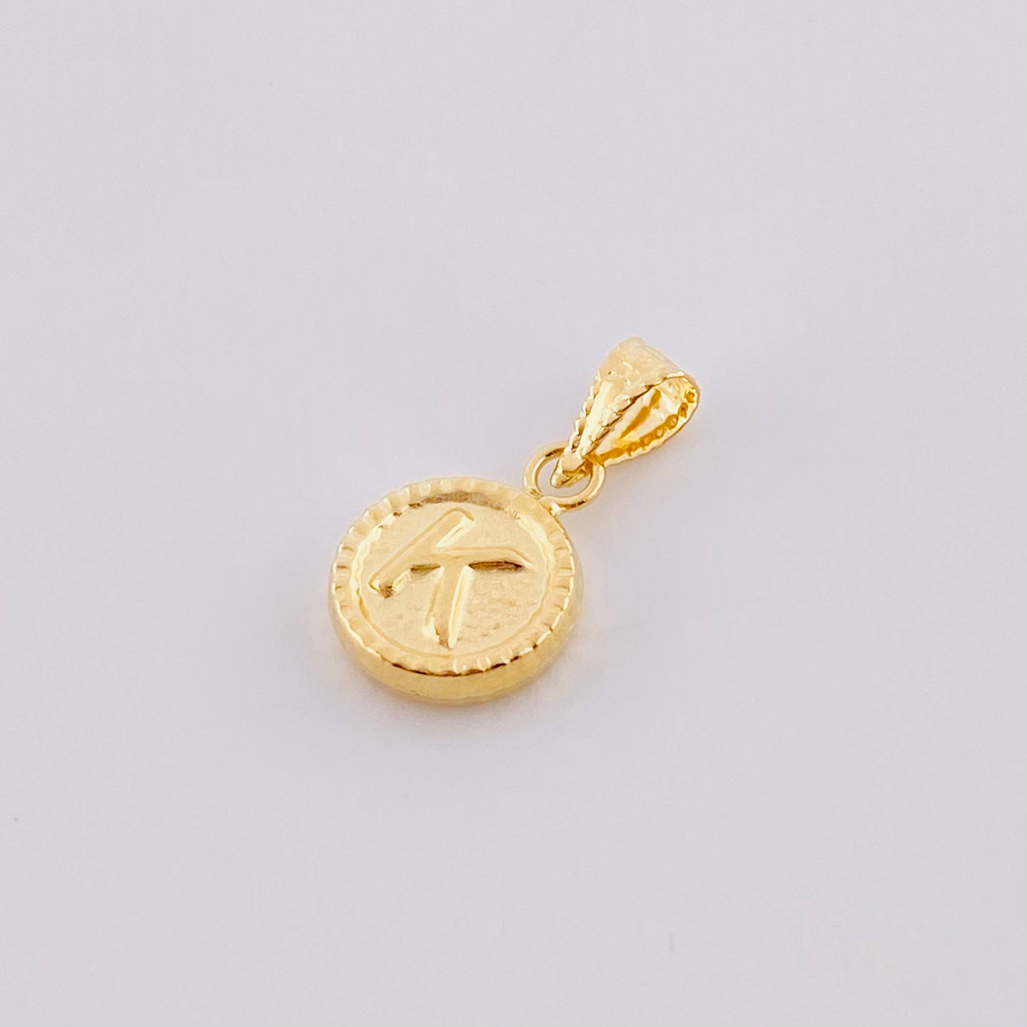 Dije Mate Letra K Bordeado 0.4g / 1.5cm Oro Amarillo 18K