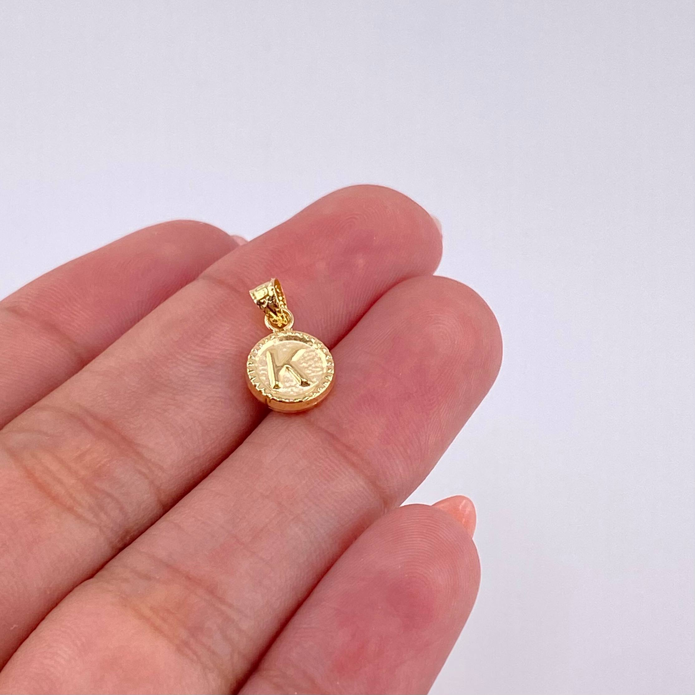 Dije Mate Letra K Bordeado 0.4g / 1.5cm Oro Amarillo 18K
