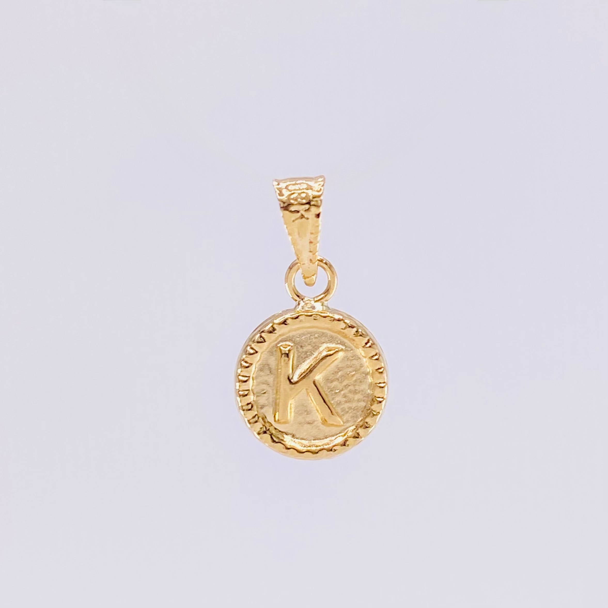 Dije Mate Letra K Bordeado 0.4g / 1.5cm Oro Amarillo 18K