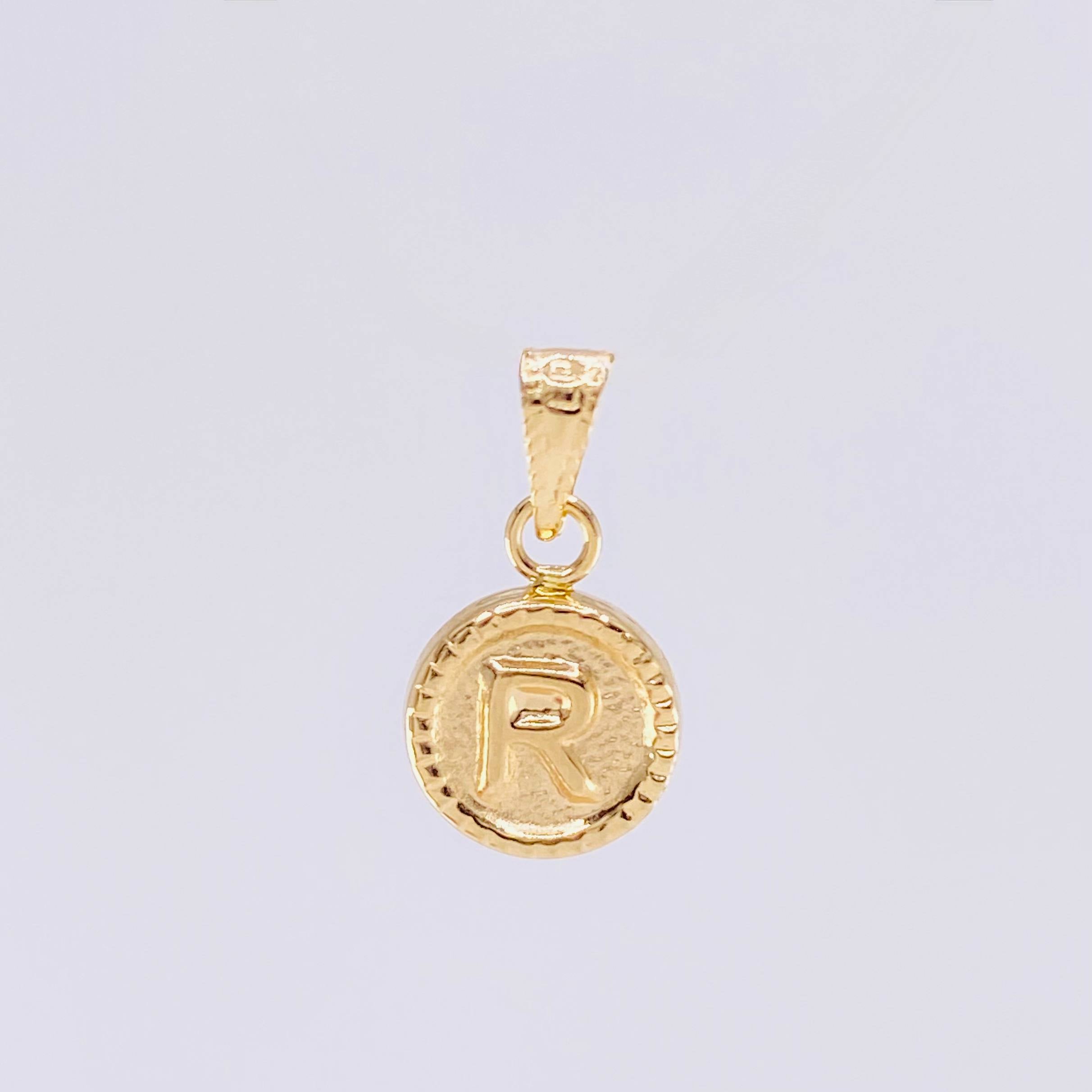 Dije Mate Letra R Bordeado 0.4g / 1.5cm Oro Amarillo 18K