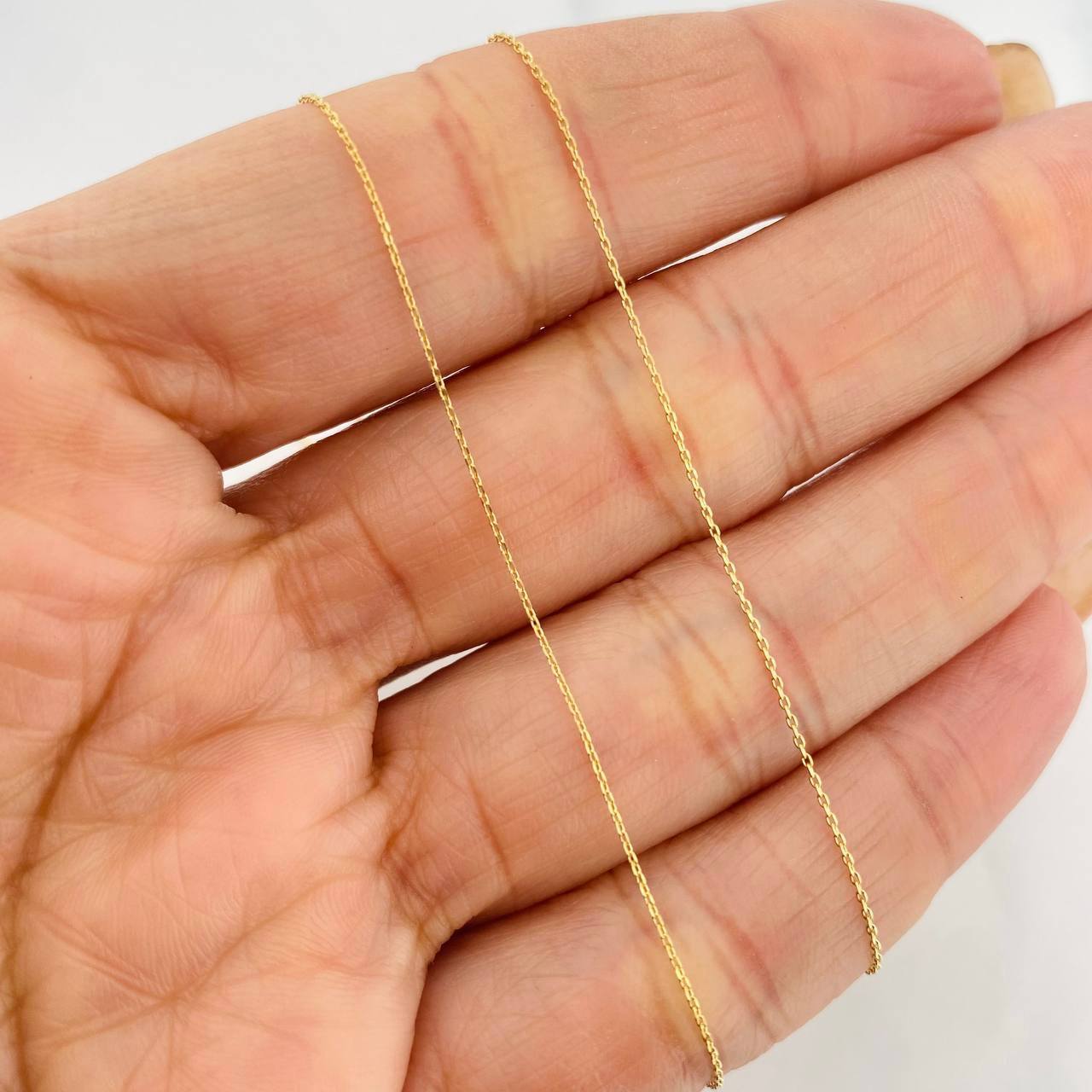 Set Cadena Aro Seguido + Dije Corazon Flechado Esmeralda 0.5pts / 1.35g / 50cm Oro Amarillo 18K