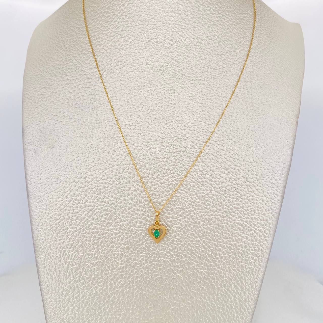 Set Cadena Aro Seguido + Dije Corazon Esmeralda 0.8pts / 1.4g / 50cm Oro Amarillo 18K