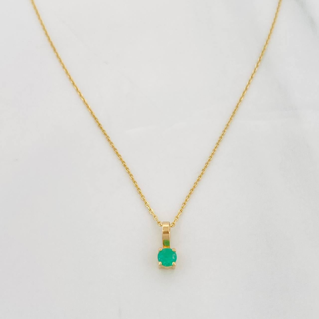Set Cadena Aro Seguido + Dije Circulo Esmeralda 0.8pts / 1.1g / 50cm Oro Amarillo 18K