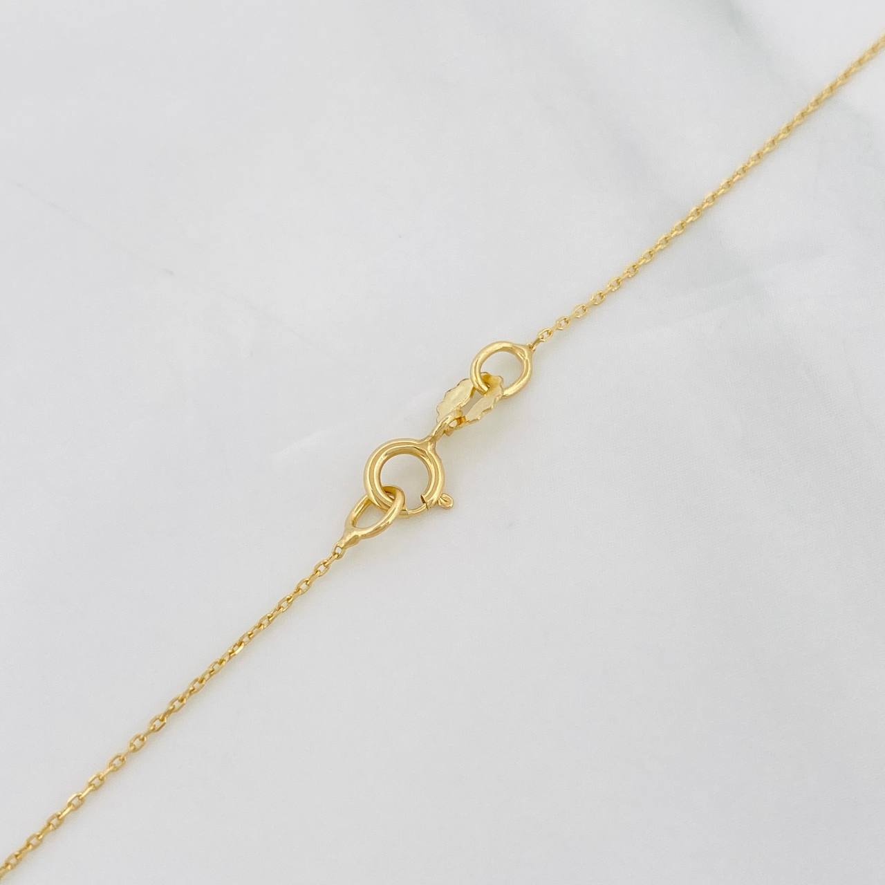 Set Cadena Aro Seguido + Dije Corazon Flechado Esmeralda 0.5pts / 1.35g / 50cm Oro Amarillo 18K