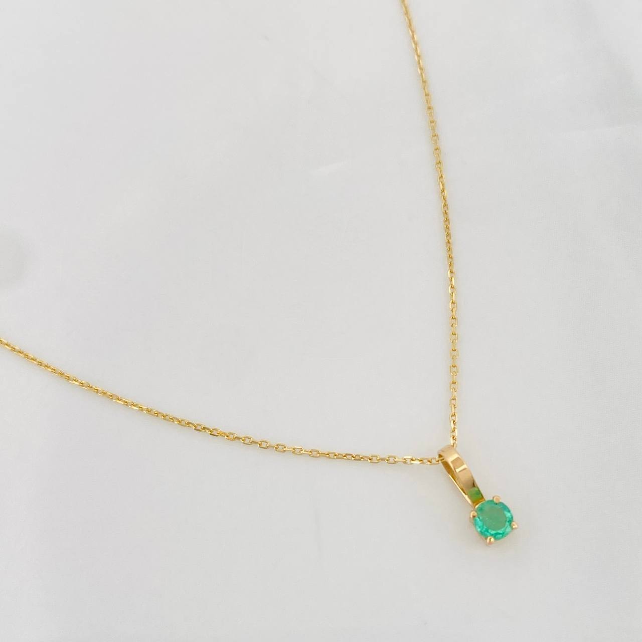 Set Cadena Aro Seguido + Dije Circulo Esmeralda 0.7pts / 1.1g / 50cm Oro Amarillo 18K