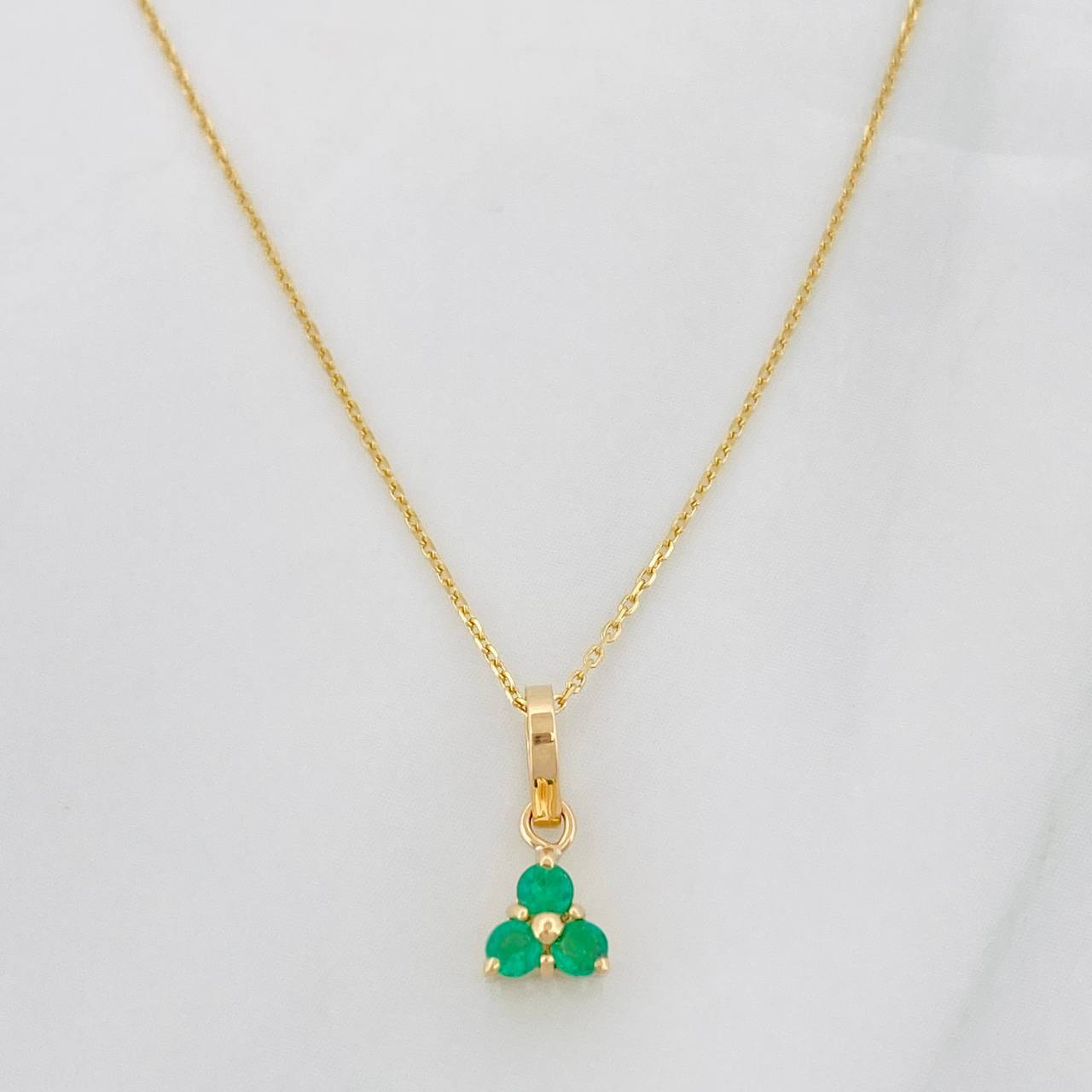 Set Cadena Aro Seguido + Dije Flor Esmeralda 0.6pts / 1.3g / 50cm Oro Amarillo 18K
