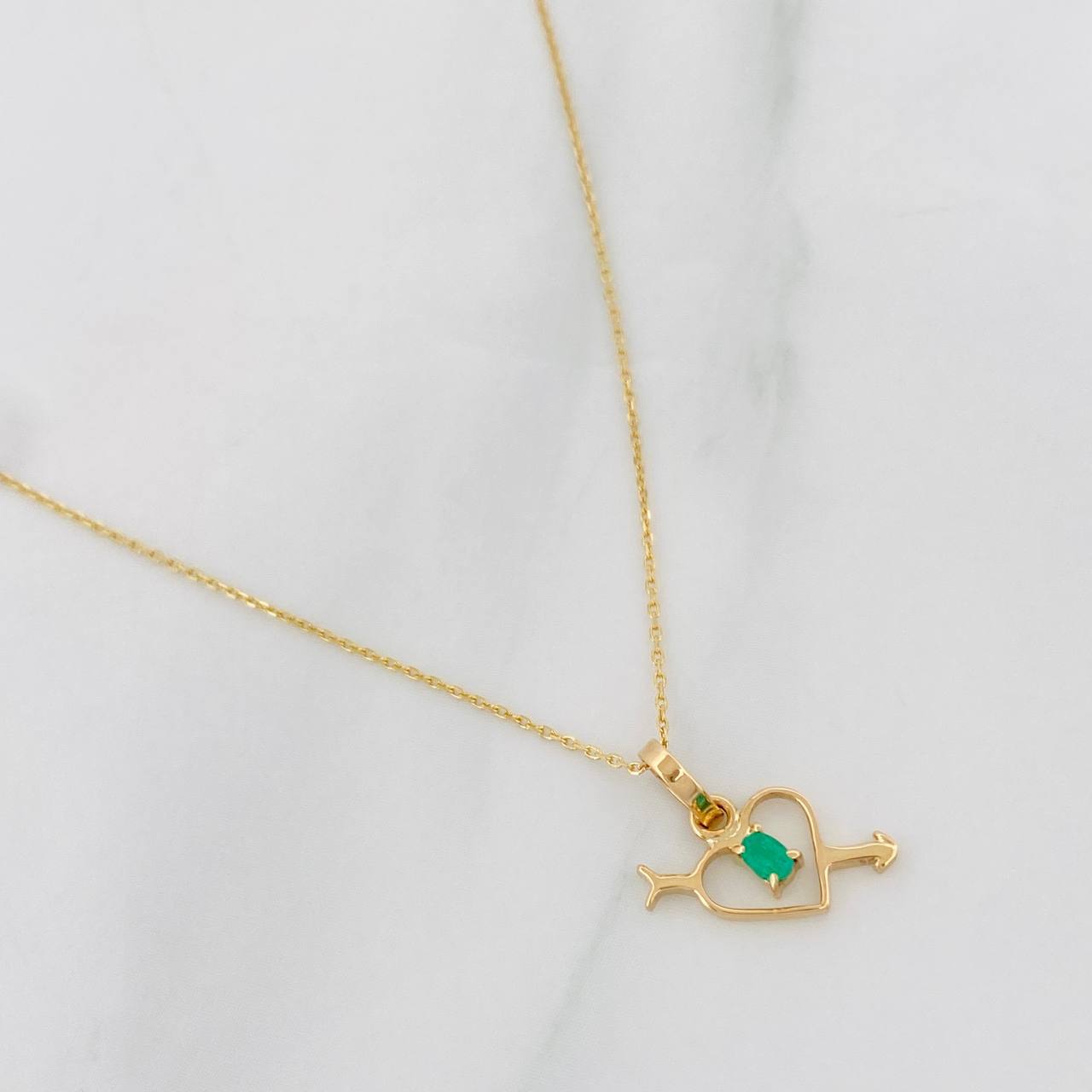 Set Cadena Aro Seguido + Dije Corazon Flechado Esmeralda 0.5pts / 1.35g / 50cm Oro Amarillo 18K