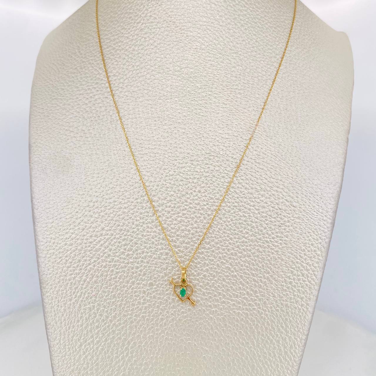 Set Cadena Aro Seguido + Dije Corazon Flechado Esmeralda 0.5pts / 1.35g / 50cm Oro Amarillo 18K
