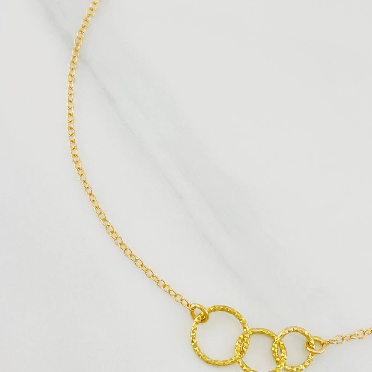Pulso Modulable Aro Seguido Circulos Rayados 1.3g / 17.9cm - 16cm / 1.35mm Oro Amarillo 18K