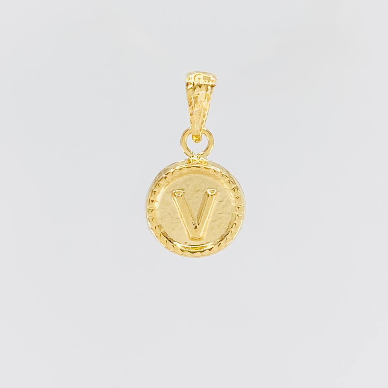 Dije Mate Letra V Bordeado 0.4g / 1.5cm Oro Amarillo 18K