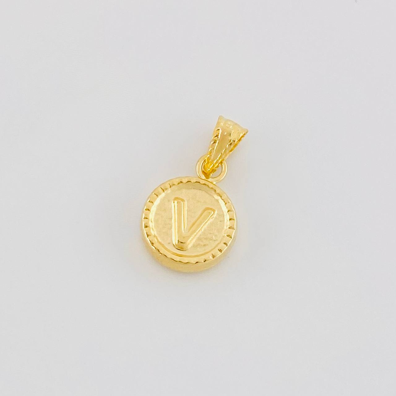 Dije Mate Letra V Bordeado 0.4g / 1.5cm Oro Amarillo 18K