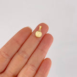 Dije Mate Letra V Bordeado 0.4g / 1.5cm Oro Amarillo 18K