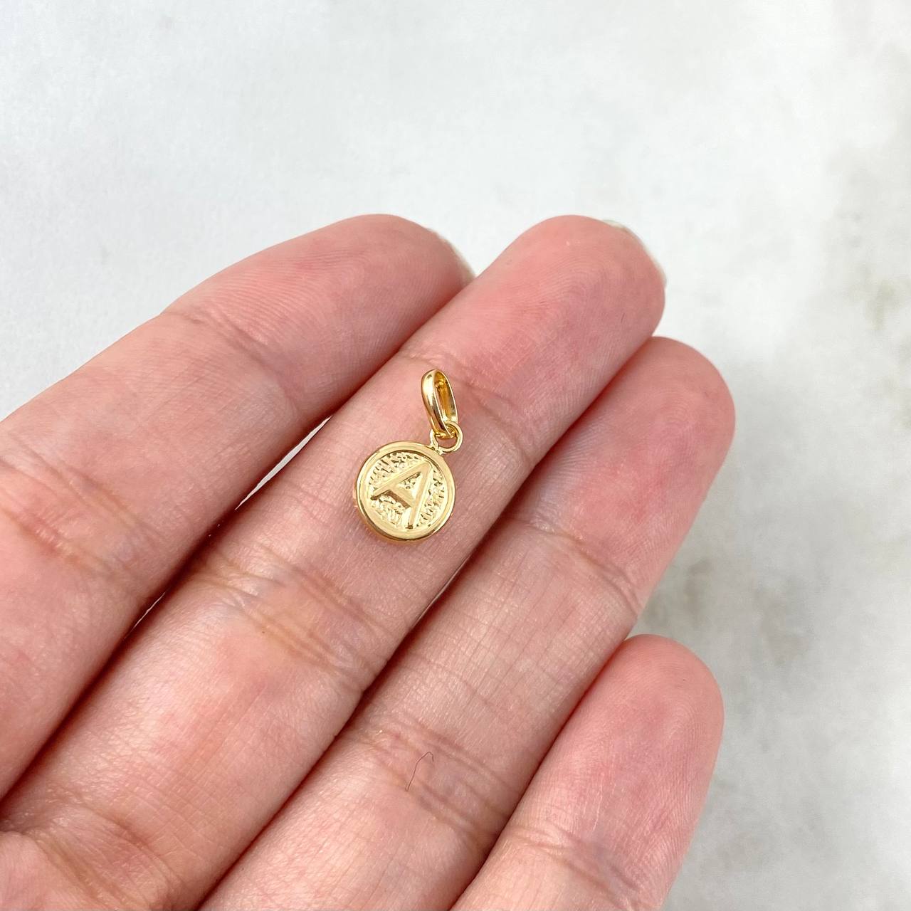 Dije Letra A 0.35gr / 1.5cm / Circulo Texturizado Oro Amarillo 18K *