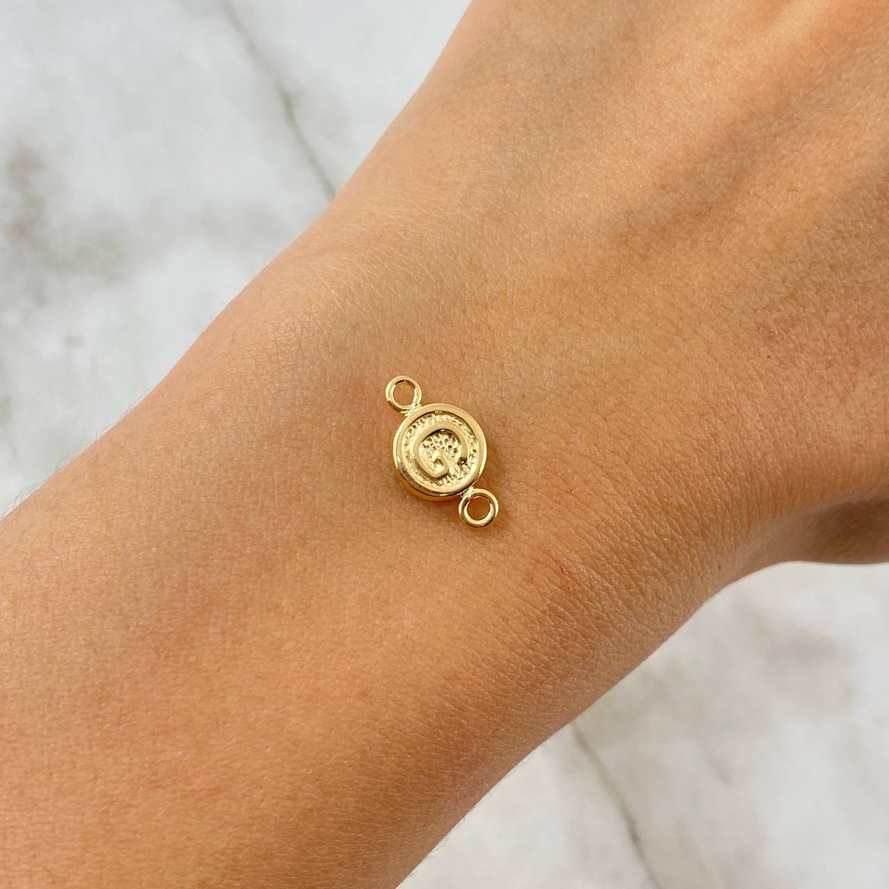 Herraje Letra G 0.35gr / 1.5cm / Circulo Texturizado Oro Amarillo