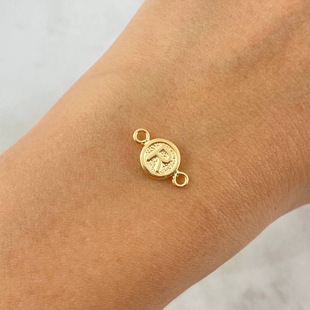 Herraje Letra R 0.4gr / 1.5cm / Circulo Texturizado Oro Amarillo