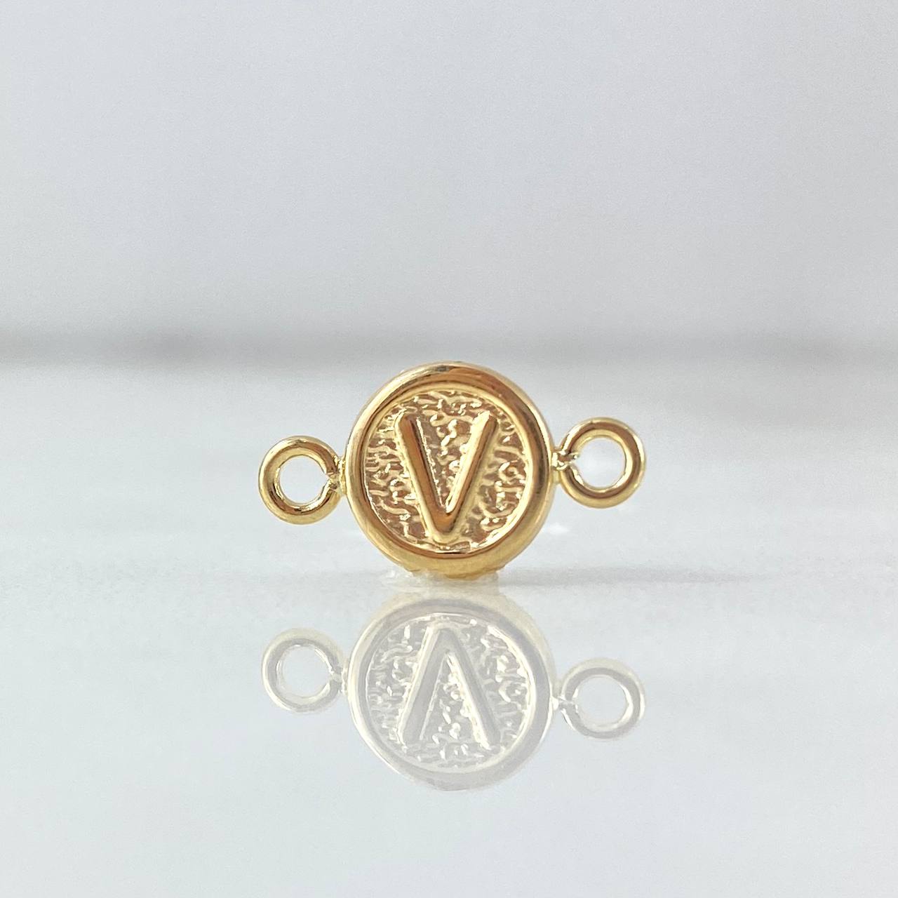 Herraje Letra V 0.4gr / 1.5cm / Circulo Texturizado Oro Amarillo