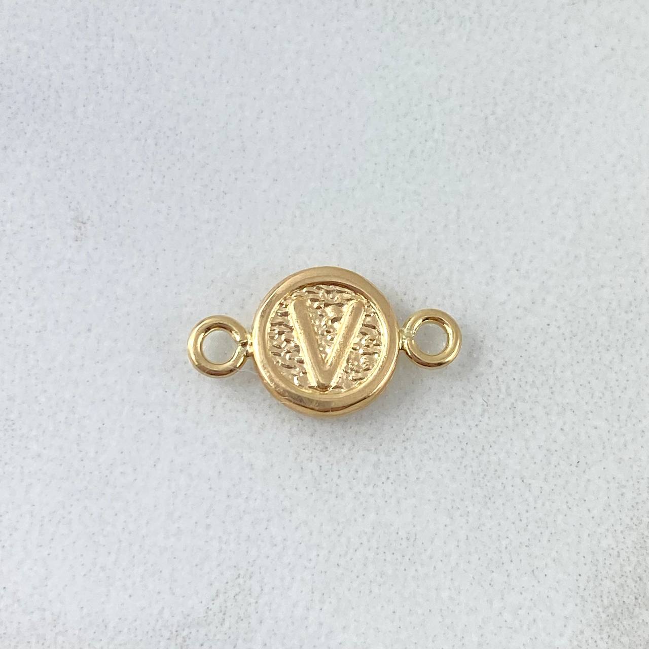 Herraje Letra V 0.35gr / 1.5cm / Circulo Texturizado Oro Amarillo