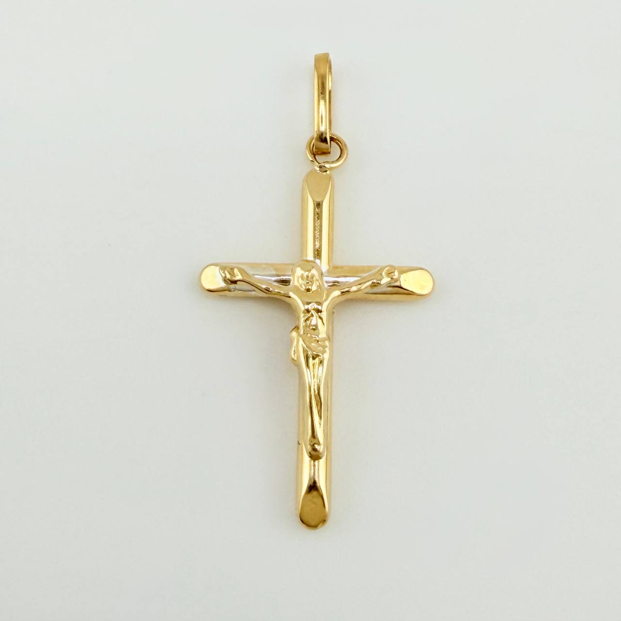 Dije Cruz Cristo Puntas Planas 0.9gr / 3cm / Oro Amarillo 18K ©