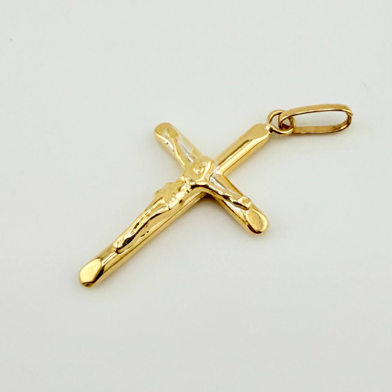Dije Cruz Cristo Puntas Planas 0.55gr / 2.7cm / Oro Amarillo 18K *